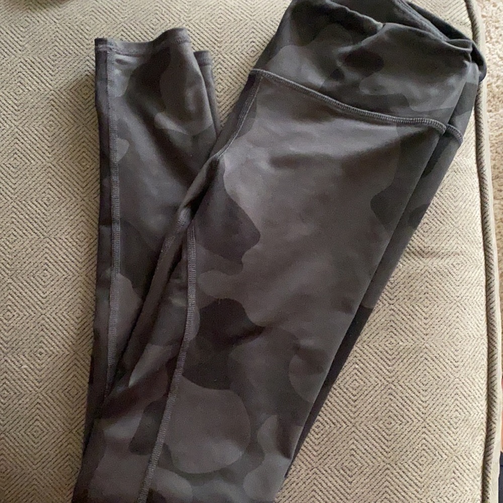 Alo yoga airbrush black camo legging